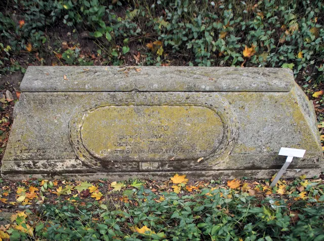 Grab mit dem steinernen Deckel auf dem Aegidii Friedhof