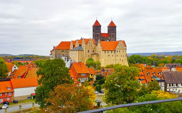 Blick vom Münzenberg auf den Schlossberg mit der Stiftskirche