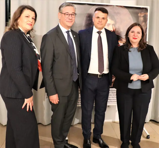 von links Frau Seferi-Alexandre Vuic-Ilir Seferi-Gentiana Burimi | Foto: Marianne Stenglein