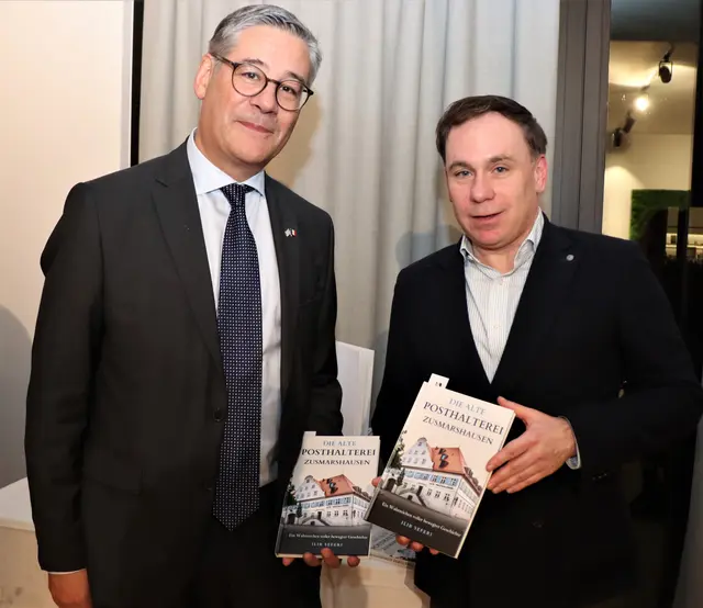Alexandre Vulic und Volker Ullrich mit einem gerade signierten Buch von Ilir Seferi | Foto: Marianne Stenglein