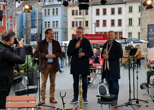 Andreas Silbersack
Egbert Geier, Bürgermeister
Mark Lange, arbeitete für ein  Weinfest, Stadtmarketing