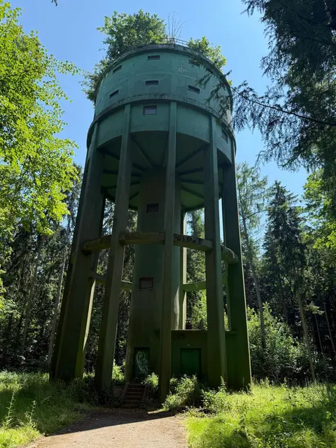 Der Wasserturm am Lerchenberg, eine stabile Bauweise - ein Baudenkmal. Das Bild wurde 2025 aufgenommen. | Foto: Uschi Böck