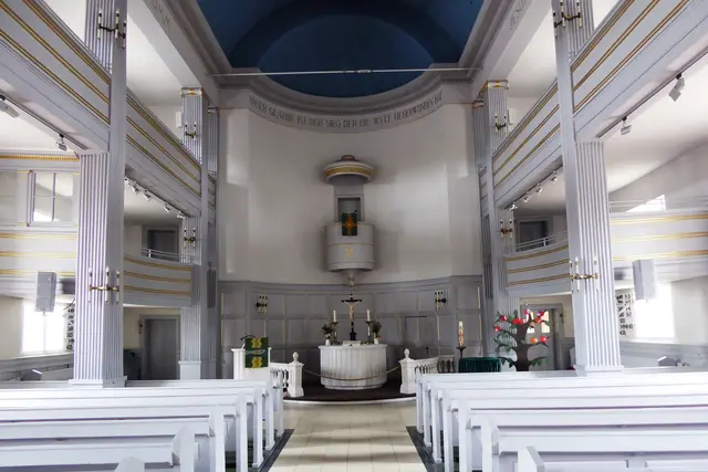 Blick vom Eingang der Martinskirche durch das Kirchenschiff.