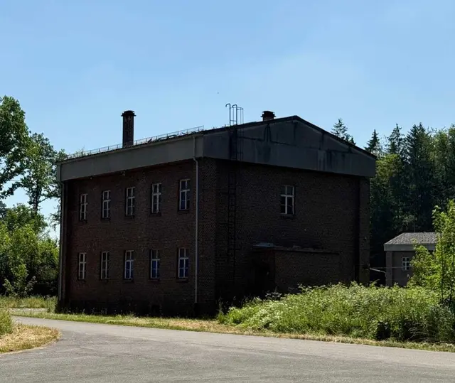 Noch ein relativ gutes Backsteingebäude.  | Foto: Uschi Böck