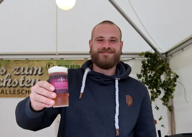 Johannes von der Halleschen Spezialitäten Brauerei zapft Selbstgebrauertes
