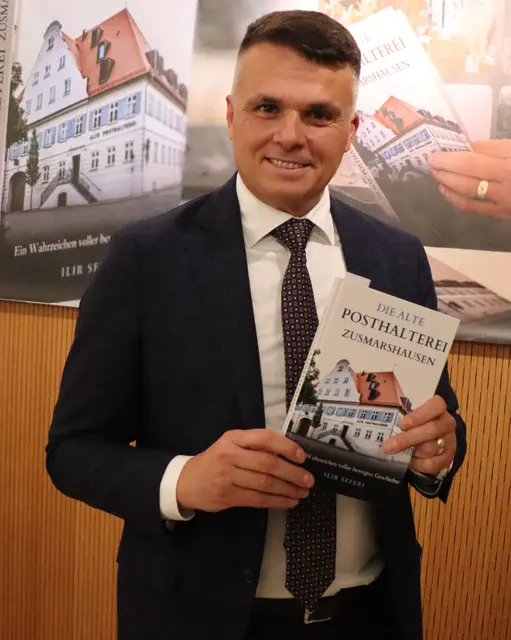 Bekannter Gastronom und Autor Ilir Sefiri mit seinem Buch "Die Posthalterei Zusmarshausen-ein Monument voller greifbarer Geschichte" | Foto: Marianne Stenglein