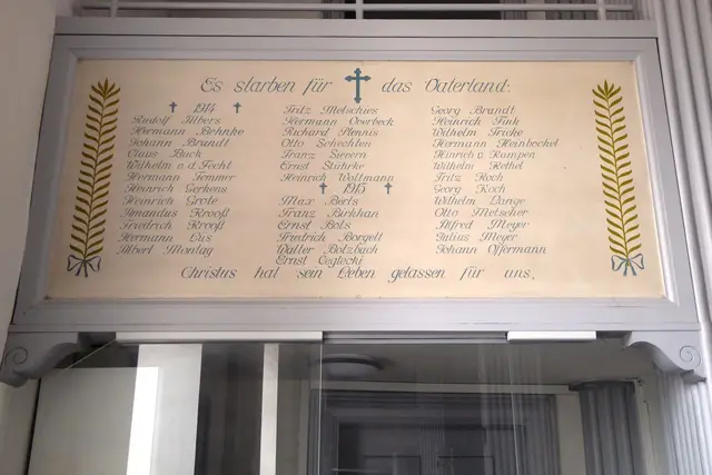 Auf vier Tafeln sind die Namen der Toten je Kriegsjahr in alphabeitscher Reihenfolge in je drei Reihen unter der Überschrift "Es starben für das Vaterland" notiert. Auf der Tafel 1 stehen Rudolf Albers bis Albert Montag, Fritz Metschies bis Ernst Ceglecki und Georg Brandt bis Johann Offermann.