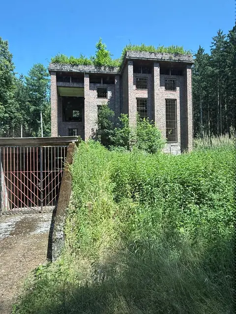 Solche massiven Bauwerke aus der NS-Zeit sollten auch als Denkmal und Mahnmal für Frieden genutzt werden, um den Irrsinn der Kriege aufzuzeigen. Das Bild 2025 aufgenommen. | Foto: Uschi Böck