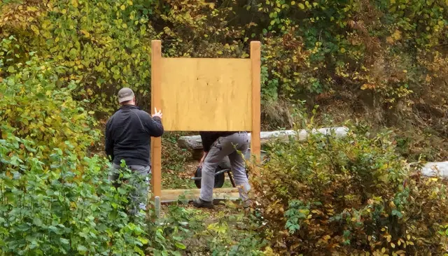 Aufbau einer neuen Infotafel. | Foto: Wandern