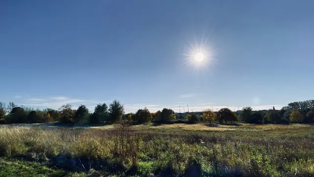 Im Gegenlicht der gleißenden Nachmittagssonne treten die Kontraste der leicht hügeligen Landschaft westlich von Wismar deutlich hervor. Foto: Helmut Kuzina