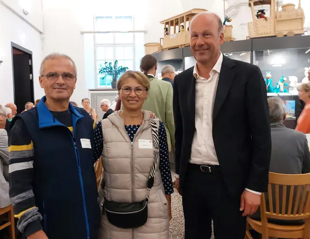 Landrat Martin Sailer (rechts) hat die Leiterin der Frauengruppe des Deutsch-Türkischen Freundschaftsvereins Bobingen, Kadriye Diri, und den Vorsitzenden Arif Diri in die Augsburger Puppenkiste eingeladen.