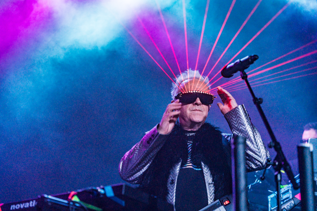 Howard Jones und seine Tour 2025 - Sieht man einmal davon ab, dass sich die Physiognomie im Lauf der Jahre bei uns allen ändert ist es immer noch der Mensch, dessen Ausstrahlung und Empathie es ist wie er als Künstler auch nach Jahrzehnten sein Publikum begeistert. Wir erlebten einen fantastischen Tourstart des 1980er Synth-Pop-Künstlers Howard Jones im Spectrum Club Augsburg | Foto: FSeventfoto