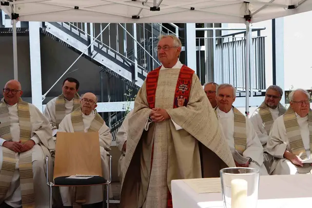 Alois Zeller, ehemaliger Kolping Diözesanpräses, feierte beim Domviertelfest 50 Jahre Priesteramt und freute sich über Spenden statt Geschenke, z.B. über eine Ziegenherde für Indien oder für das dortige Hausbauprojekt. Spendensumme: 9.145 Euro