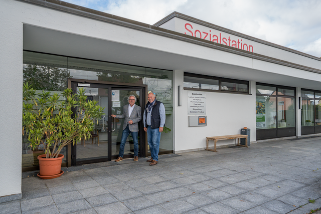Bürgerstiftung Sozialstation Friedberg - Im Bild links Dr. Peter Bergmair, Altbürgermeister und Vorsitzender des Stiftungsrats und Wolfgang Rockelmann (rechts), Vorsitzender des Vorstands der Bürgerstiftung vor der Sozialstation und dem Pflegedienst für Augsburg Hochzoll, Friedberg und Umgebung. | Foto: FSeventfoto