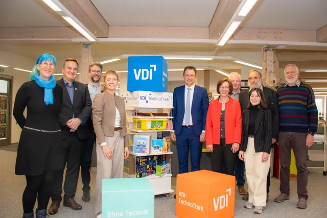 Von links: Ildiko Remenyi Vogt (VDI), Christian Könitzer (VDI-Bezirksvorsitzender), Stefan Knobloch (VDI), Olivia May (BayernLab Dillingen), Oberbürgermeister Frank Kunz, Brigitte Schöllhorn (Leitung Stadtbücherei), Christian Maushart (Bürgernetz Dillingen), Lea Schreinemachers (Uni Augsburg), Johannes Böttcher (Bürgernetz Dillingen) und Manfred Wolf (Bürgernetz Dillingen) | Foto: Andreas Albert - Stadt Dillingen 