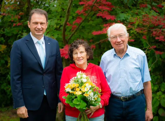 Oberbürgermeister Frank Kunz gratuliert zur Diamanthochzeit | Foto: Jan Koenen - Stadt Dillingen 
