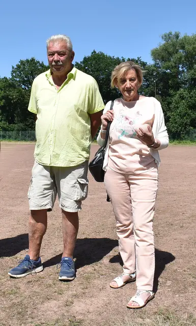 Vize-Bezirksbürgermeisterin Gabriele Jakob vor dem Aschenplatz des VfB Wülfel (Archivbild). Nach dem Wunsch des Bezirksrates soll hier ein Kunstrasenplatz entstehen.