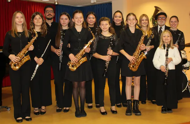 Strahlende Gesichter gabe es am Ende der Konzertmatinée bei den jungen Künstlerinnen, dem Klavierbegleiter Kirill Kvetniy (3. v. links) und Musiklehrer Manfred-Andreas Lipp (2. Reihe 2. v. rechts).