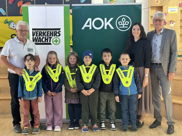 Sicherheitsüberwürfe für die Erstklässler verteilten KVW-Vorsitzender Helmut Beck (li) und AOK-Direktor Alfred Heigl mit Veronika Murr | Foto: Elisabeth Beck