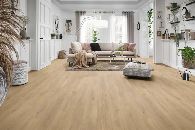 Lautstärke sinkt, Lebensfreude steigt: Ein neuer Laminatboden reduziert den Geh- und Trittschall dank integrierter Dämmung und sorgt so für eine entspannte Raumakustik, die den Komfort und Wohlfühlfaktor in den eigenen vier Wänden optimiert.  | Foto: HLC/Logoclic