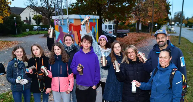 Zehn Vereinsmitglieder vom TSV-Steppach haben zwei swa Technikgebäude unter Anleitung der „Bunten“ gestaltet. | Foto: swa/Thomas Hosemann