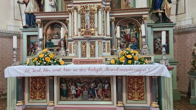 Hauptaltar Merazhofener Pfarrkirche St. Gordian und Epimachus mit wertvoll gesticktem Altartuch zu Ehren der Rosenkranzkönigin, einer Devotionalie, wie sie heute kaum mehr gefertigt wird
