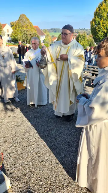 Msgr. Heinrich Maria Burkard inzensiert Grab des Allgäuer Segenspfarrer Augustinus Hieber mit Weihrauch