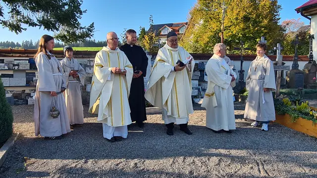 Ministranten und Klerus am Grab des Allgäuer Segenspfarrer Augustinus Hieber (v.l.n.r.) Pfarrer Elmar Schneider, Wallfahrtspfarrer und Pfarrvikar Pater Robert Gubala MS, Msgr. Heinrich Maria Burkard und Diakon Hans Heller