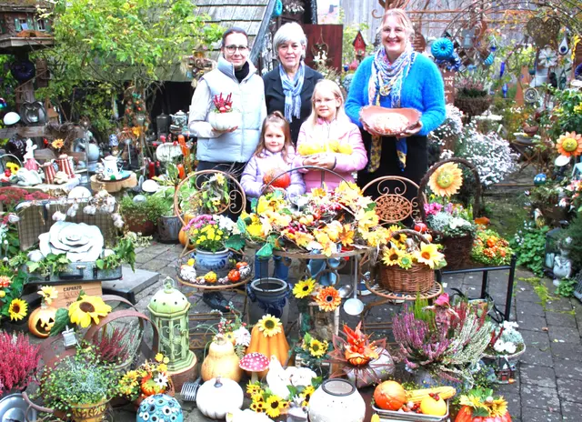 Der mit prächtigem Erntedankschmuck von Marlies Deisenhofer (stehend zweite von links)  ausgestattete Hofgarten auf den Anwesen der Familie Deisenhofer fand in Cindy Walther (stehend links) und ihren Töchtern Zahrah (vorne links) und Sophia (vorne rechts) sowie Carlo Wagner (stehend rechts) bewunderte Betrachter.  | Foto: Peter Heider