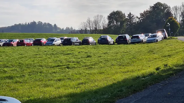 auch die Wiese wird beparkt!