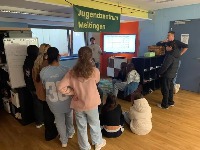 Foto: Florian Ludl und Max Kruchten erläuterten den Schülerinnen und Schülern die Pläne für das neue Jugendzentrum in Meitingen. (Bild: Mittelschule Meitingen)