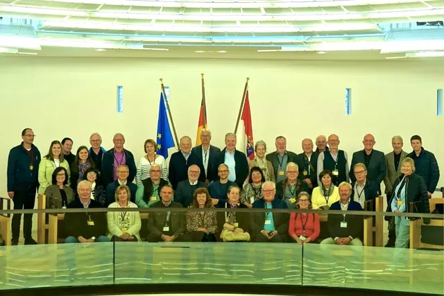 Auf der Besuchertribüne des Hessischen Landtages in Wiesbaden