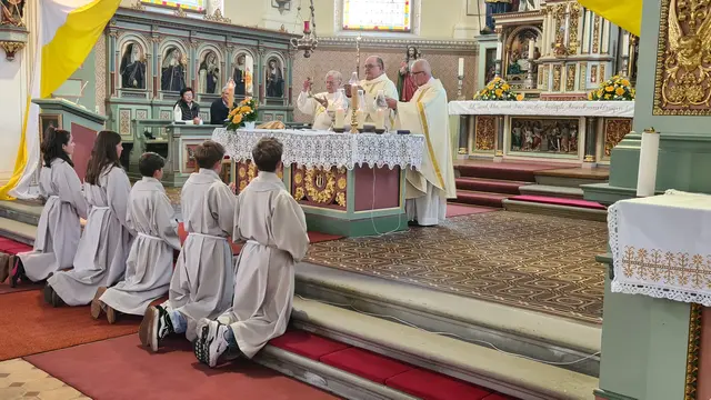 Altardienst, Brigitte Wiedemann, Mesner Berthold Haas und Zelebranten Diakon Hans Heller, Msgr. Heinrich Maria Burkard und Pfarrer Elmar Schneider (v. l. n. r.) 