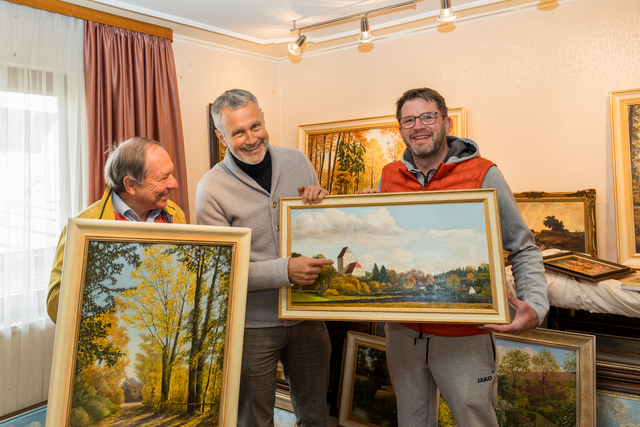 Siegfried "Sigi" Hartl († 28.10.2023) -  Zusammen mit Friedbergs Erstem Bürgermeister Roland Eichmann und dem kulturell engagierten, Friedberger Franz Reißner (links) erlaubte uns der neue Besitzer des Anwesens Roland Meisel (rechts) einen Rundgang durch die hinterlassenen Kunstwerke Siegfried Hartls. | Foto: FSeventfoto