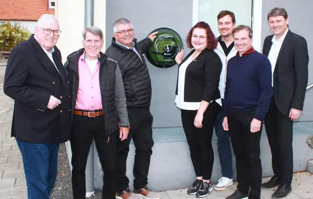 Freuten sich weitere über  die Inbetriebnahme des 13. Defibrillators an der Johanneskirche (von links): Kirchenvorstandvorsitzender Ulf-Oskar Homann, Dieter Hopf, Robert Hecht, Eva Schwarz, Sebastian Reisinger, Oliver Teuber und Bürgermeister Michael Higl. | Foto: Peter Heider