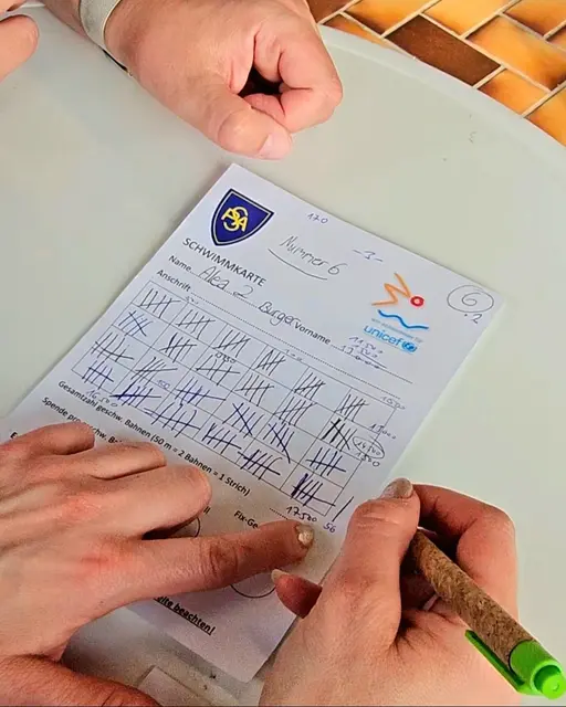 Eine Zählkarte hat nicht gereicht: Unglaubliche 702 25-Meter-Bahnen schwamm die 16-jährige Inningerin Alea Burger, die inzwischen für die TSG Stadtbergen startet (früher SG Haunstetten) in fünfeinhalb Stunden im Haunstetter Hallenbad: 17,55 Kilometer. | Foto: Bernd Zitzelsberger