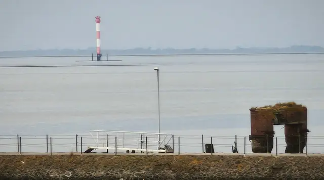 Leuchtturm und ein alter Brückenpfeiler des früheren Anlegers | Foto: Shima Mahi