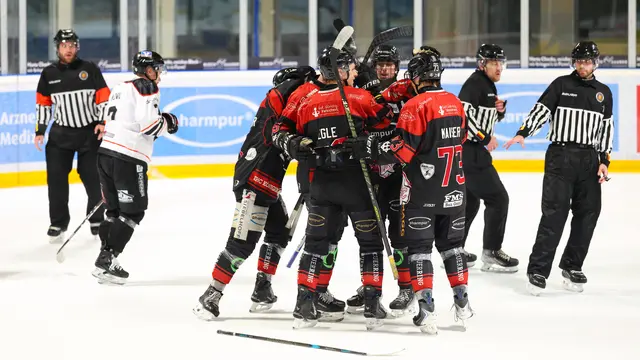 Beim EHC läuft es gerade, die Mannschaft freut sich. | Foto: Dietmar Ziegler