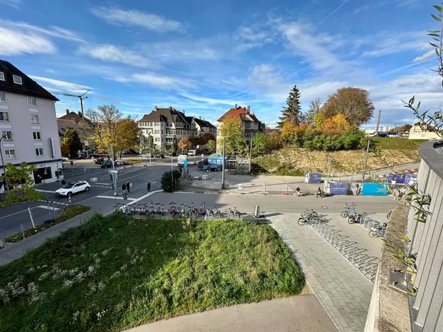 Die Gleistrasse für den Lückenschluss führt vom Bahnhofstunnel über den Vorplatz (rechts), nach rechts in die Rosenaustraße zum Bestandgleis in der Pferseer Straße. | Foto: swa / Thomas Hosemann