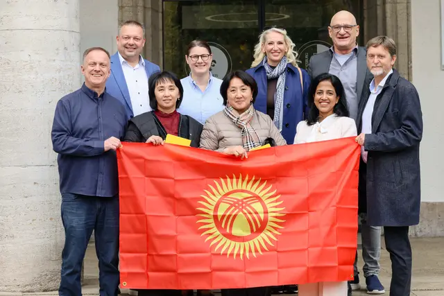  (vorne v. l. n. r.) Richard Heider (Stellvertretender Schulleiter Silk Road International School, Cambridge High School), Gulzaada Usupova (Stellvertretende Schulleiterin (Schulleiterin Lyceum Nr. 5 Bishkek, Berufsschule für Bau, Kfz, Holz, Farbe, Metall), Elionera Ishekeeva (Schulleiterin Lyceum Nr. 5 Bishkek, Berufsschule für Bau, Kfz, Holz, Farbe, Metall) und Selly Gupta (Schulleiterin Silk Road International School, Cambridge High School)
(hinten v. l. n. r.) Herwig Leiter (Fachbereichsleitung Wirtschaft und Tourismus), Manuela Meixner (Schulleiterin FOS/BOS Neusäß), Sabine Schelewsky (Lehrerin FOS/BOS Neusäß), Johannes Münch (Mitarbeiter in der Schulleitung BSZ Neusäß) und Rainer Bartl (Schulleiter BSZ Neusäß) | Foto: Julia Pietsch