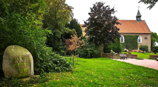Kirche mit Friedhof in Eckwarden. Der Gedenkstein weist darauf hin, dass dieser Ort schon über 1000 Jahre alt ist. | Foto: Shima Mahi