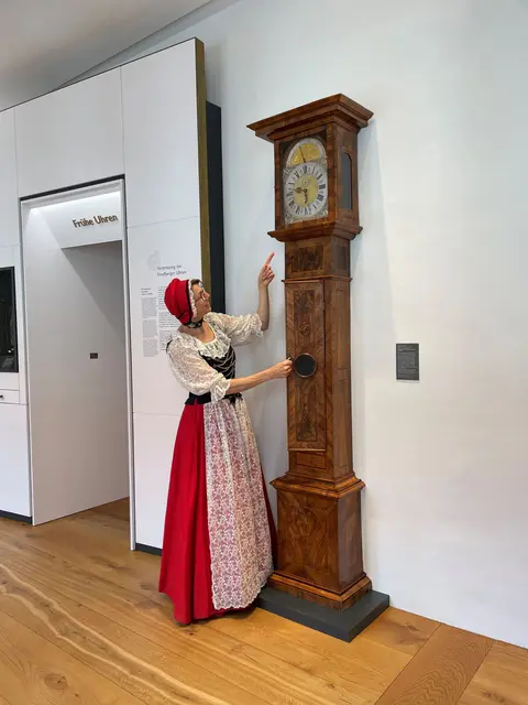 Museumsleiterin vor der neuen prachtvollen Bodenstanduhr von Benedikt Fürstenfelder | Foto: Museum Friedberg