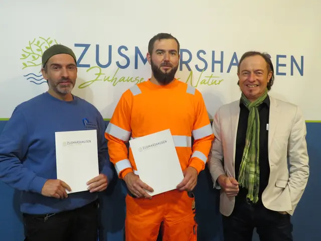 Bürgermeister Bernhard Uhl (rechts) begrüßt Thomas Belak (links) und Martin Hartmann (Mitte) an einem ihrer ersten Arbeitstage | Foto: Markt Zusmarshausen