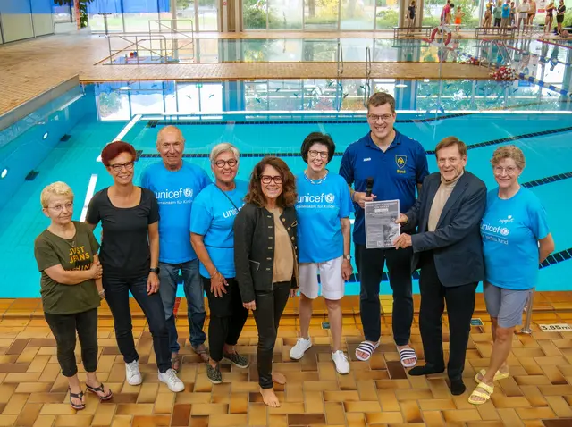 Stadtrat Bernd Zitzelsberger, Leiter des Organisationsteams, eröffnete pünktlich um 10 Uhr das UNICEF Benefizschwimmen gemeinsam mit Irmgard Künz, Leiterin der UNICEF-Arbeitsgruppe Augsburg. Zuvor hatte Bürgermeister Bernd Kränzle in Vertretung für Oberbürgermeisterin Eva Weber das Grußwort für die Stadt Augsburg gesprochen. Mit auf dem Foto die Haunstetter Stadträtin Margarete Heinrich  | Foto: Herbert Künz