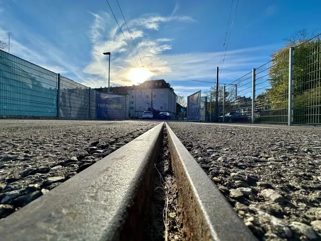 Noch enden die Gleise auf dem Bahnhofsvorplatz West vor der Rosenaustraße. Im Frühjahr 2026 sollen die Arbeiten für den sogenannten Lückenschluss beginnen. | Foto: swa / Thomas Hosemann