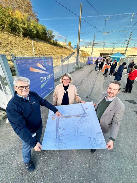 Oberbürgermeisterin Eva Weber, Baureferent Steffen Kercher (rechts) und swa-Geschäftsführer Rainer Nauerz stellen die Pläne für die Fertigstellung von Hauptbahnhof und Lückenschluss vor. | Foto: swa / Thomas Hosemann