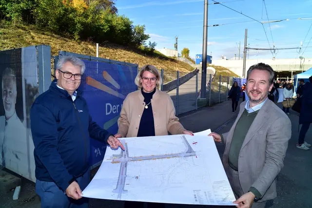 Oberbürgermeisterin Eva Weber, Baureferent Steffen Kercher (rechts) und swa-Geschäftsführer Rainer Nauerz stellen die Pläne für die Fertigstellung von Hauptbahnhof und Lückenschluss vor. | Foto: swa / Thomas Hosemann