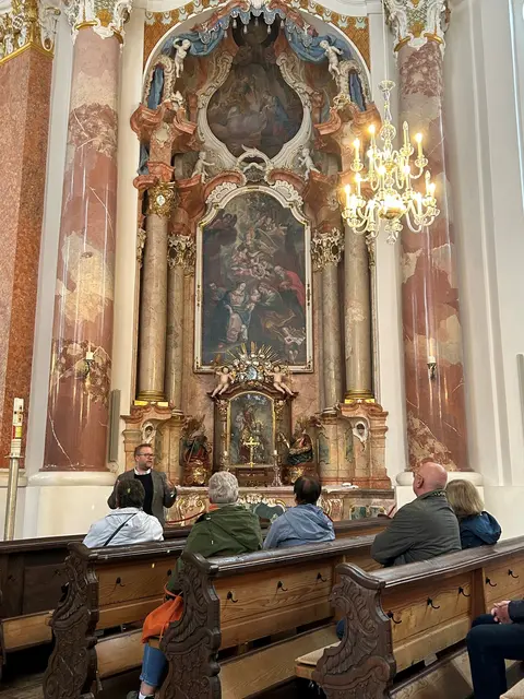 Der Vorsitzende des Historischen Vereins Günzburg Stefan Baisch bei der Führung in der Günzburger Frauenkirche | Foto: Historischer Verein/Gerhardt