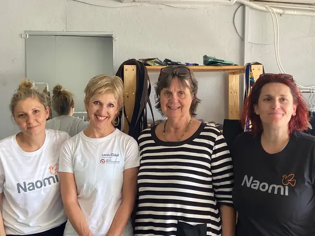 v. l.: Fofi Papadopoulou , Angestellte in der NAOMI Textil-Produktion, Andrea Schmelzle, Pressereferentin bei LandsAid, Dorothee Vakalis, Vorsitzende von NAOMI, Maria Eleftheriadou, Koordinatorin der Casa Base | Foto: LandsAid e.V.