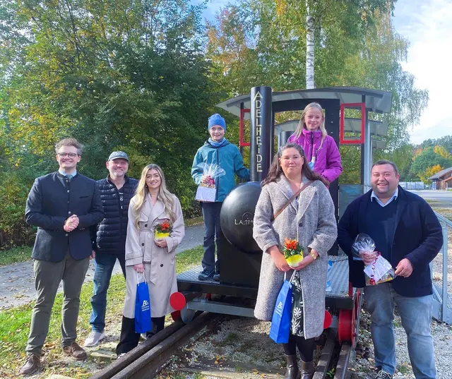 „Adelheide“ – das „Nämle“ vom „Bähnle“. Den Siegern des Schreibwettbewerbs (v.l.) Jürgen Schreier, Anna Mitlehner, Lina Rittel, Farina Thies und Marie Birling gratulierten Sebastian Bernhard und Ludwig Lenzgeiger.